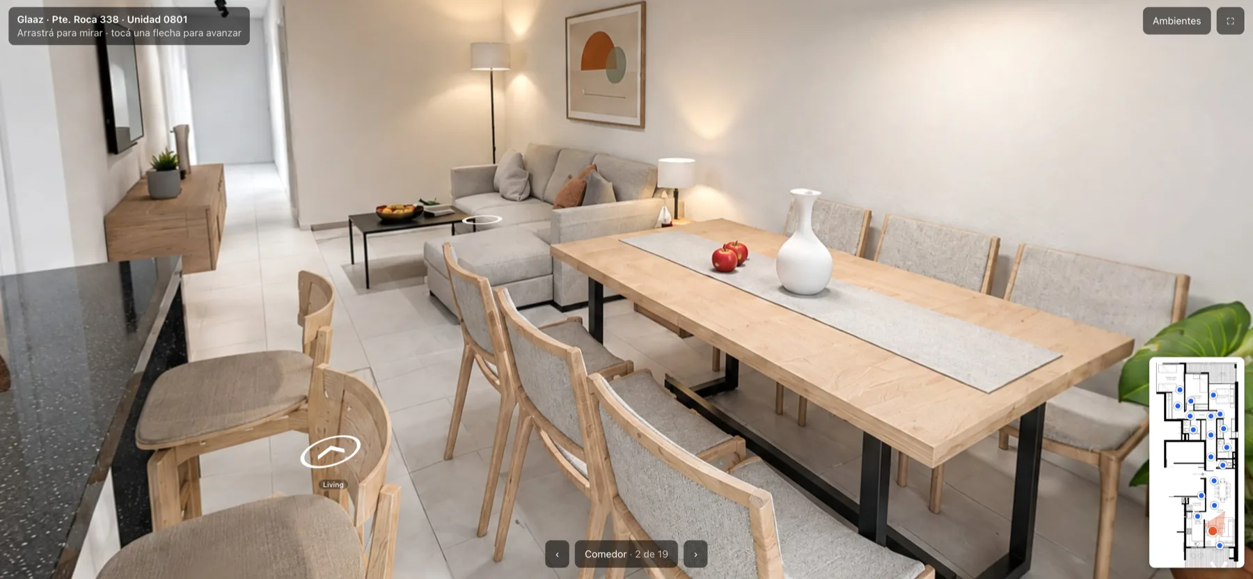 Vista del tour 360° dentro del estar de un departamento, con una marca en el piso para avanzar